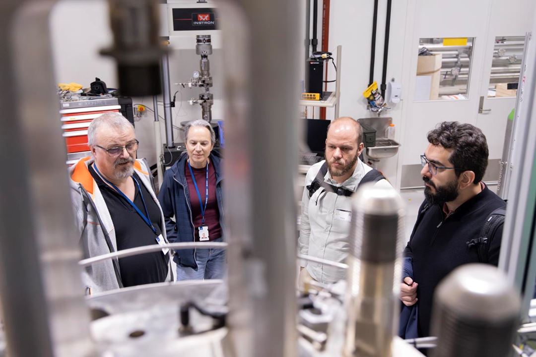 Testbenken for mekanisk testing med gass under høyt trykk. Fra venstre: Asle Olav Hellesvik (SINTEF), Vigdis Olden (SINTEF), Luis Guilherme Tomba Silveira Leite (Petrobras) og Daniel Correia Freire Ferreira (Petrobras).