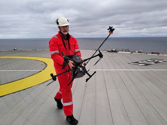 Bildetekst: Daniel Krause, forskningsingeniør i SINTEF, utfører metanmålinger på en offshore-plattform. Foto: SINTEF 